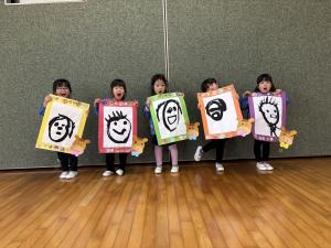 書初めをもって写真を撮っているところ