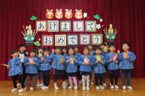 お年賀をもらって集合写真を撮っているところ