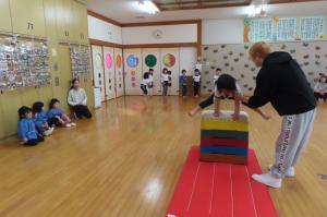 跳び箱をとんでいるところ