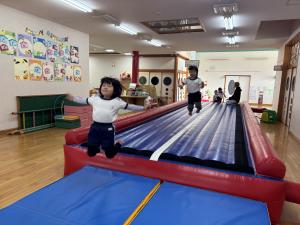 トランポリンをとんでいるところ