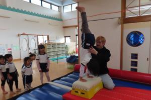 倒立に挑戦しているところ