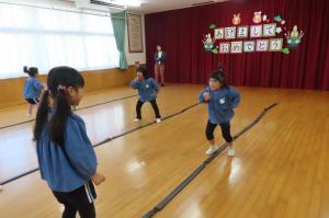 リズムジャンプをとびながら、止まる時にオリジナルのポーズをとっているところ