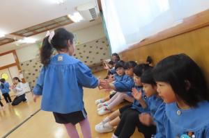 リズムジャンプをしたあとにみんなにハイタッチしているところ