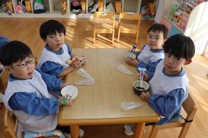 3歳児がぜんざいを食べているところ