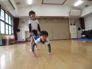 ５歳児が体操をしているところ