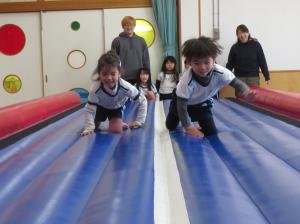 ４歳児がトランポリンをしているところ