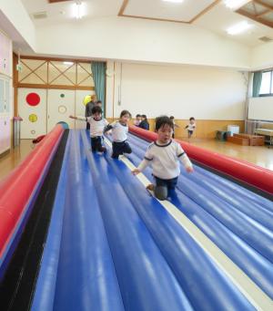 ３歳児がトランポリンをしているところ