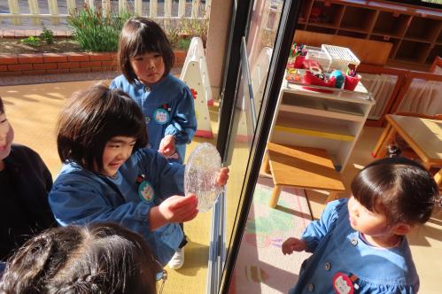 作った氷を触っているところ