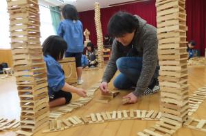 タワーとタワーを線路でつないでいるところ