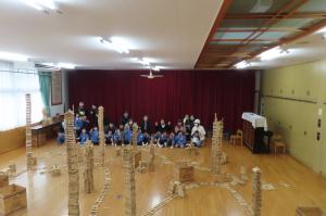 作ったカプラの街と集合写真を撮っているところ