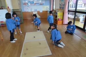 コマ回しをしているところ