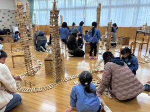 親子でカプラを積んでいるところ