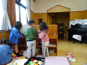 子ども達がおままごとで遊んでいる写真