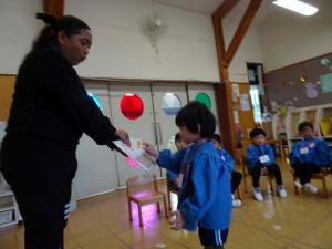 野菜のイラストカードをボードに貼っている写真