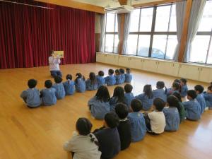 全園児が紙芝居を見ている写真