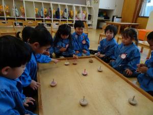 子ども達がコマ回しをしている写真