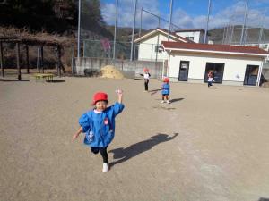 女の子が凧あげをしている写真