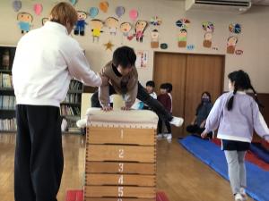 とび箱を跳んでいる写真