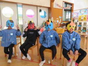 子ども4人が顔に鬼のお面をつけている写真