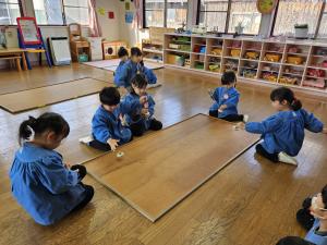 こま回しに挑戦している写真