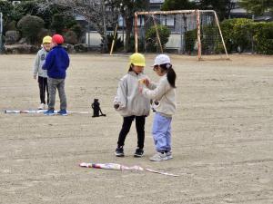 凧揚げのコツを教えてもらっている写真
