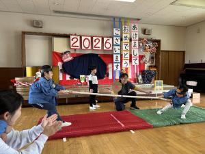 綱引きしている写真