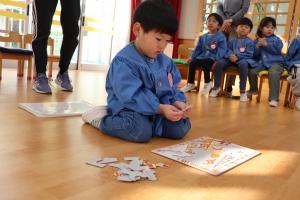 3歳児がパズルをしているところ