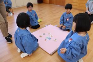 4歳児がカルタ遊びをしているところ