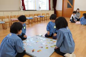 5歳児がカルタ遊びをしているところ