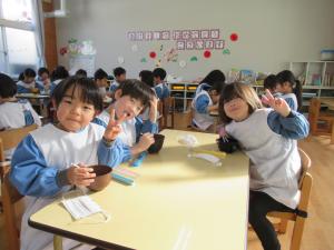 5歳児がぜんざいを食べているところ