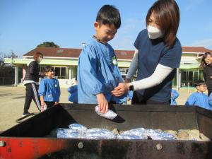 5歳児が焼き芋をしているところ