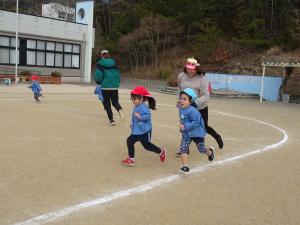 節分遊びで鬼ごっこをしているところ