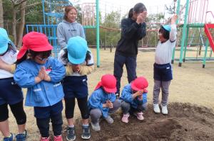 じゃがいもの芽が出るように手を合わせてお願いしているところ