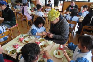 親子で給食を食べているところ