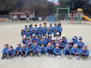 全園児で集合写真をとっているところ