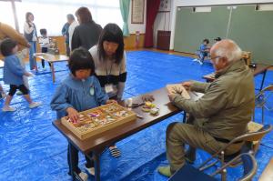 飾りの木材を選んでいるところ