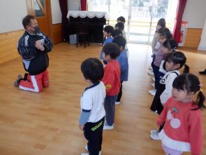 4歳児が野球教室で話を聞いているところ