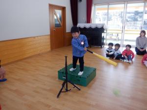 4歳児がバットを振っているところ