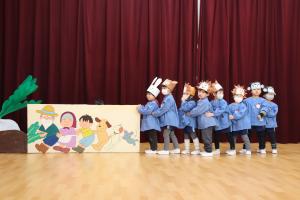 3歳児が大きなかぶの劇遊びをしているところ