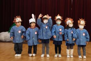 3歳児が大きな劇遊びをしているところ