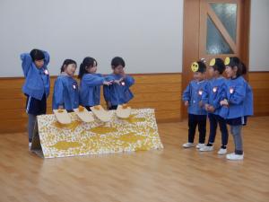 4歳児が劇遊びをしているところ