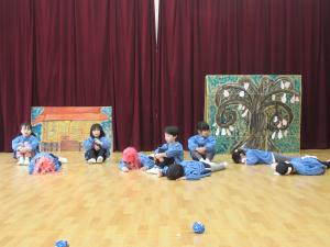 5歳児が劇遊びをしているところ