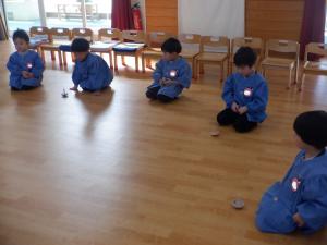 3歳児がこま遊びをしているところ