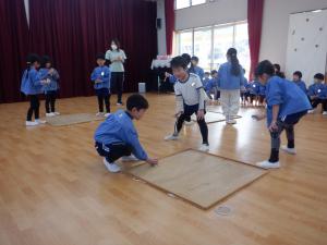 5歳児がこま遊びをしているところ