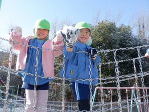5歳児が雪遊びをしているところ
