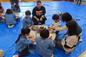 板に色を塗ったり絵を描いているところ