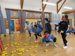 子ども達が豆に見立てたボールを投げている写真