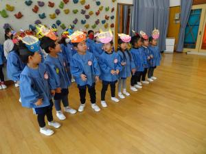 全園児が立って歌を歌っている写真