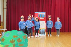 ぽんたのじどうはんばいきの劇をしているところ