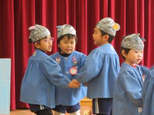 子ども達が三人で手を繋いでいる写真